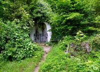 Blick zur sptbarocken Verabschiedungskapelle von Siegenfeld 