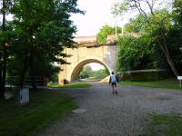 Blick auf die Wanderstrecke bei der Eisenbahnbrcke ber den Michelbach 