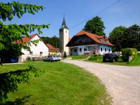 Blick zum Weiler St. Peter am Anger mit der Filialkirche 