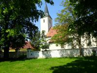 Blick zur Filialkirche St. Peter am Anger in Auerkasten, sie  ist den Hl. Aposteln Petrus und Paulus geweiht