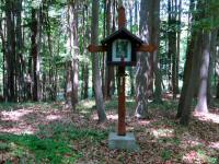 Blick auf das Wegkreuz auf dem Eichberg 