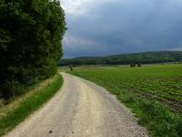 Blick auf die Wanderstrecke und zu den Gewitterwolken im Sden 