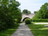 Blick auf die Wanderstrecke wieder bei der Eisenbahnbrcke ber den Michelbach 