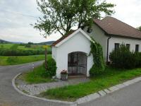  Blick zu einer kleinen Kapelle am Ortsanfang 