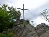  Blick zum Gipfelkreuz am "Kleinen Peilstein" 1029 m 