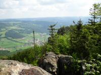 Fernblick nach Laimbach am Ostrong und zum Gipfelkreuz am Kleinen Peilstein