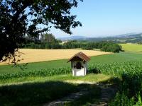 Blick zu einer kleinen Kapelle beim Gehft Gusenbauer 