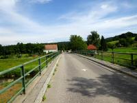 Blick auf die Wanderstrecke - berquerung der Melk auf der Brcke der L5271 beim Weiler Au