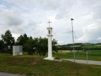 Blick zum "Weies Kreuz" in Glaubendorf an der Kreuzung Schlossallee  - Bahnhofstrae