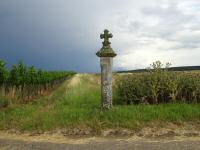 Blick zu dem an einer Feldwegkreuzung stehendes Mhlwegkreuz 