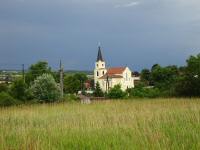 Blick zur  Kath. Filialkirche hll. Philipp und Jakob in Glaubendorf 