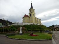 Blick zur  Kath. Filialkirche hll. Philipp und Jakob und mit der Figur hl. Florian in Glaubendorf