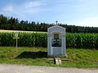  Blick zu ein Marterl in Wetzlarn 