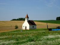 Blick zur Kapelle Ratzersdorf, sie ist dem hl. Franz von Assisi geweiht 