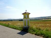 Blick zu ein altes Marterl am Straenrand bei Ratzersdorf 