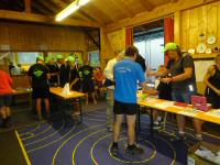 Wanderer und Marathonis vor dem Start 