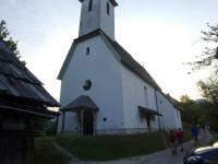 Blick zur Kath. Filialkirche hl. Leonhard (Kalvarienbergkirche) in Straen 