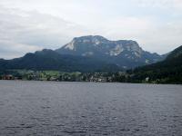 Blick ber den Altausseer See zum Ort Altaussee und zum Sandling (1717 m) 