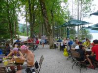 Marathonis und Touristen bei der Jausenstation Seewiese Altaussee