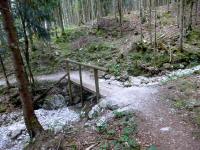 Blick auf die Wanderstrecke auf dem Arnethweg beim Steg ber den Kielerbach