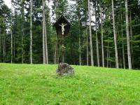 Blick zu einem schnen Wegkreuz am Pflindsberg 