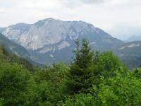Fernblick zur Trisslwand und zum Ahornkogel (1755 m bzw 1687 m)  und zum Altausee 