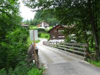 Blick auf die Wanderstrecke bei der Brcke ber den Lupitschbach 