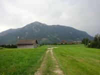 Blick auf die Wanderstrecke auf dem Roseggerweg beim Golf Club Ausseerland 