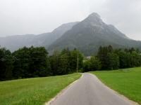 Blick auf die Wanderstrecke auf der Sarsteinstrae mit Bick zum Hohen Sarstein 