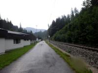  Blick auf die Wanderstrecke entlang der Bahn 