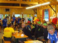 Wanderer und Marathonis in der Stocksporthalle Bad Aussee - Zielraum