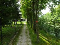  Blick auf die Wanderstrecke entlang der Alm 