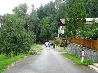 Blick auf die Wanderstrecke und zum Gebude mit der 4. K+L 