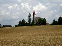 Fernblick zur Kath. Filialkirche hl. Leonhard in Heiligenleithen 