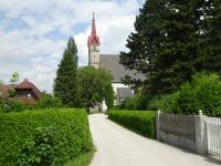 Blick zur Kath. Filialkirche hl. Leonhard in Heiligenleithen 