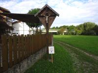 schnes Wegkreuz in Breitenschollen mit einer Infotafel fr die Wanderer 