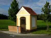  schne Kapelle an der Straenkreuzung der L6046 