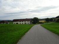 Blick auf die Wanderstrecke in der Gehftgruppe Hofa 