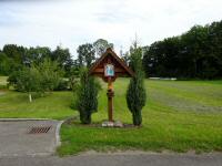  Blick zu einen schnen Wegkreuz in Moos 