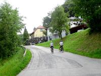 Blick auf die Wander- und Radfahrstrecke beim Ortsbeginn von Strblitz