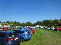  Blick auf den vollen Parkplatz 