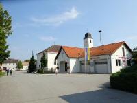 Blick zur Pfarrkirche und zum Feuerwehrhaus Hollern 