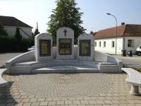  Blick zum Kriegerdenkmal in Hollern 
