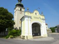 Blick zur Kath. Pfarrkirche hl. Veit und zur Kriegergedchtniskapelle in Rohrau 