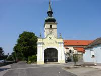 Blick zur Kath. Pfarrkirche hl. Veit und zur Kriegergedchtniskapelle in Rohrau