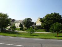 Blick zum Schloss Harrach mit Wirtschaftsgebude in Rohrau 