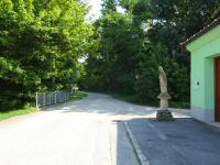 Blick auf die Wanderstrecke bei der Gerhauser Brcke mit der Nepumukstatue 