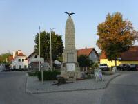  Blick zum imposanten Kriegerdenkmal in Sitzenberg