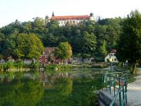 Blick ber den Schlossteich zum Schloss Sitzenberg 