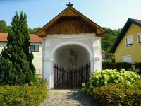 Blick zur Johanneskapelle mit der Statue des hl. Johannes Nepomuk in Gutenbrunn